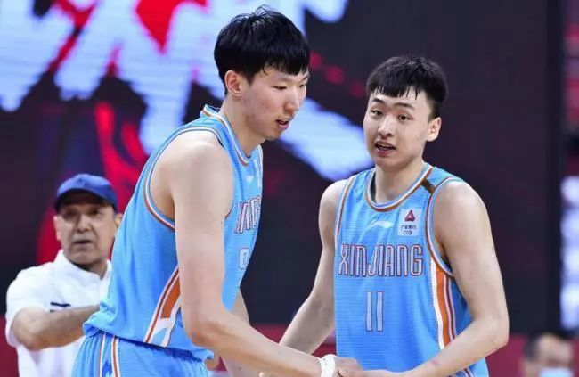 爱德华兹44分小哈达威32分东契奇缺阵森林狼送独行侠连败NBA常规赛激战正酣，西部领头羊森林狼主场迎战独行侠，东契奇此役因左股四头肌酸痛缺阵，独行侠上场不敌骑士，目前18胜13负暂列西部第6位，森林狼22胜7负稳居西部头名。